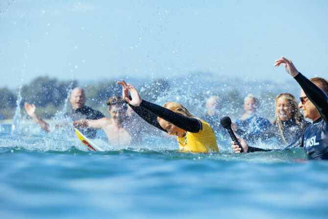 CAITLIN SIMMERS ET JOHN JOHN FLORENCE SACRÉS CHAMPIONS DU MONDE À TRESTLES